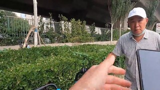 Nhân viên vận hành và bảo trì đã chặn một tên côn đồ chiếm giữ xe đạp trái phép bằng phương ngữ Thiê