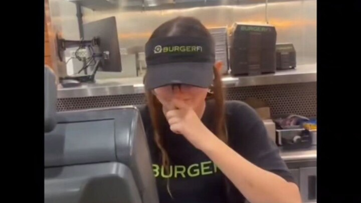 Một phút trước khi tan sở thì đặt món, đúng lúc sắp tan sở thì có khách đến.