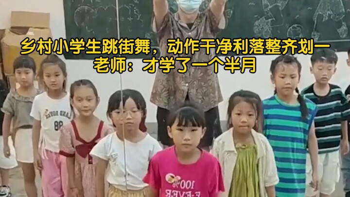Siswa sekolah dasar di pedesaan menari breakdance, gerakannya bersih, tegas, dan seragam; guru: baru