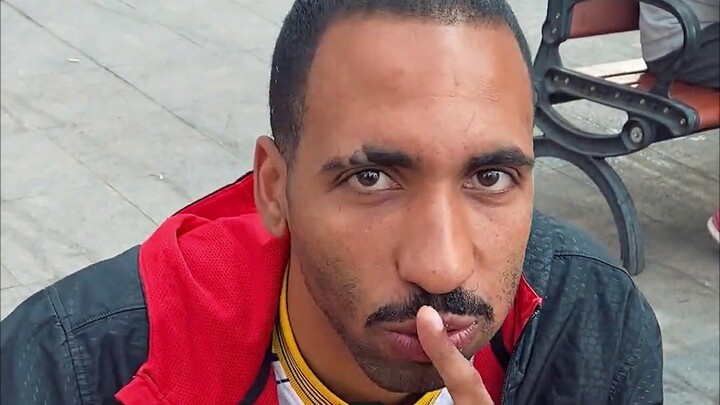 Peter bị tra khảo tận tâm can: “Sao bạn đen thế???”