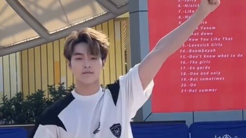 Aku hanya menarikan versi hijau Gento｜Aku tidak bisa menahan diri untuk tidak mendorong pinggulku pa