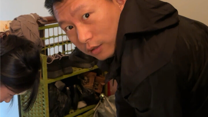 Hai người các cậu đúng là một cặp vợ chồng, còn mình thì cứ tự vui một mình thôi!