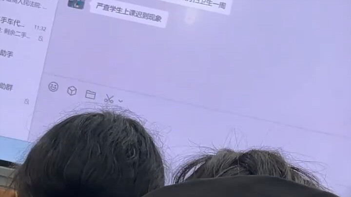 نسي المعلم المسؤول إيقاف عرض الشاشة.