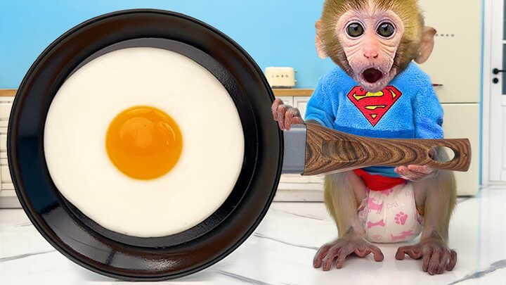 Monkey Baby Bon Bon cooking giant egg for breakfast and eats M&M chocolate candy with the ducklings