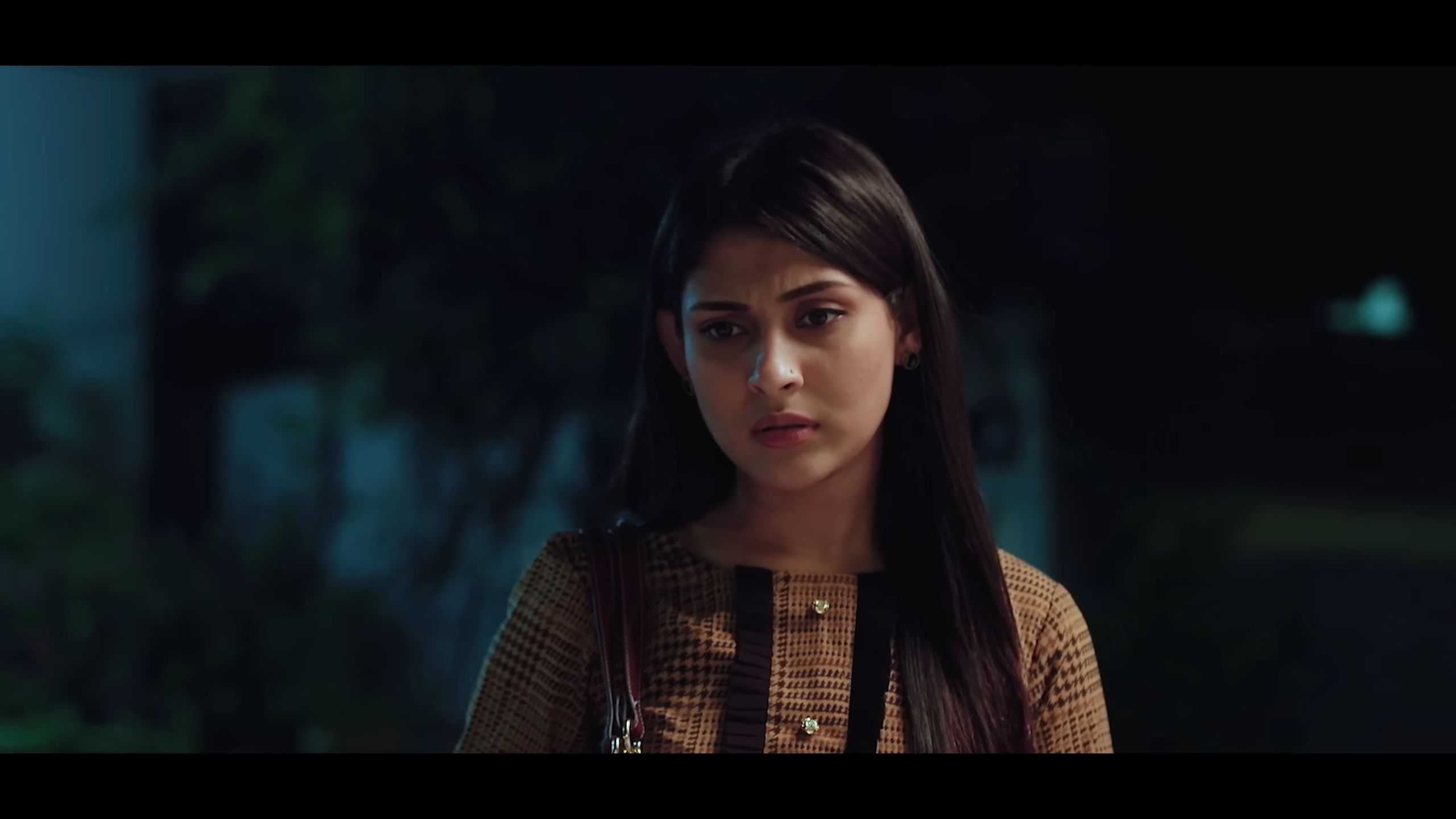 Porno video ogziga katta Dick Ular qizni ushlab qolishdi