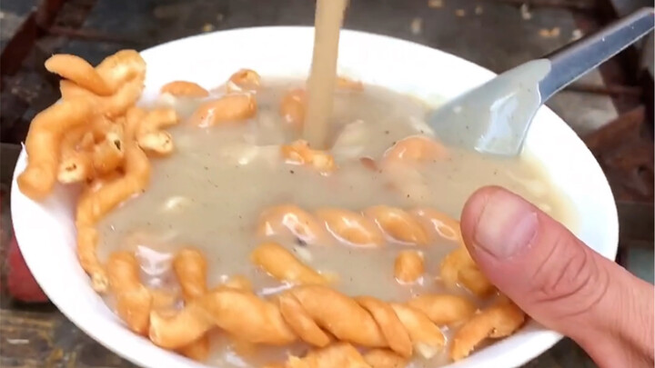 油茶麻花咸香顺口，里面好多果仁越嚼越香，4块钱一碗好吃还顶饱，想解馋就要早点起床