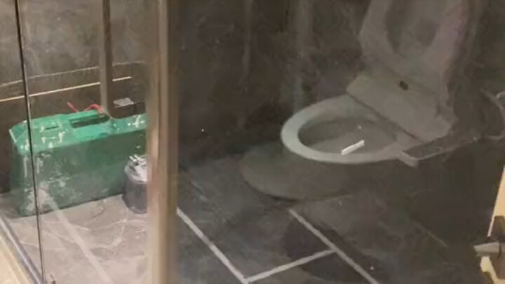 Aku paham semua alasannya, tapi kenapa rumahmu memasang dua buah toilet?