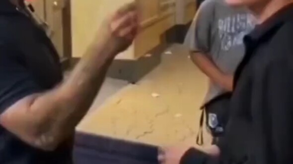 他开心的像个孩子