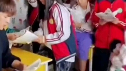 هذه الركلة كانت مريحة جدًا، هكذا يجب معاملة الأطفال المشاغبين.