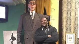 Real footage of Robert Wadlow, the world's tallest man, standing at 2.72 meters—truly terrifying!