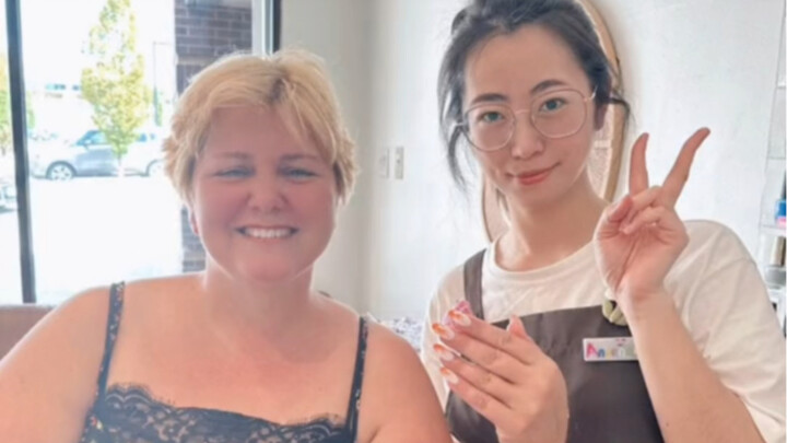 I was doing nail art in the U.S. What kind of stunning manicure left my client absolutely speechless