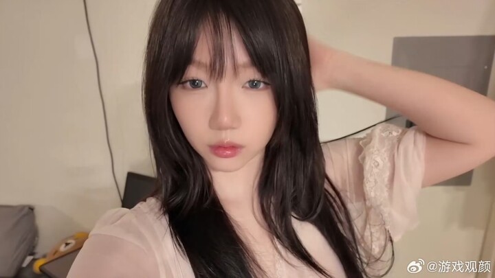 เน็ตไอดอลสาวลูกครึ่งสุดเลิศพร้อมคาแร็กเตอร์ที่ขัดแย้ง