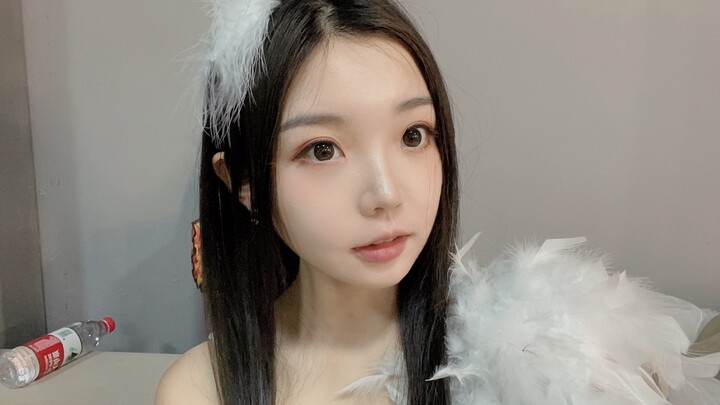 Quick, look! A group of beautiful young ladies