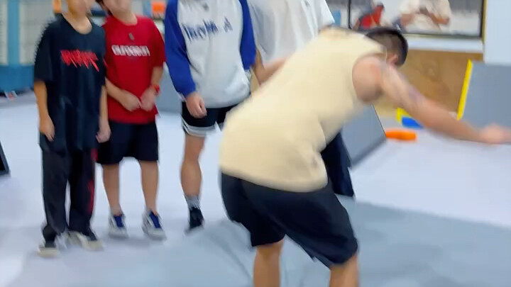 اليوم حاضر بطل الكوريو الوطني للشباب، الأخ هاو.. كأنكم ركلتم الحجر الصلب!