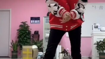 [Duan Yixuan] was caught dancing sweet trap live by Ran Wei who was passing by