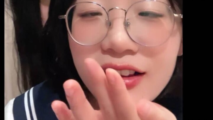 Gadis berkacamata kembali membawa keberuntungan.