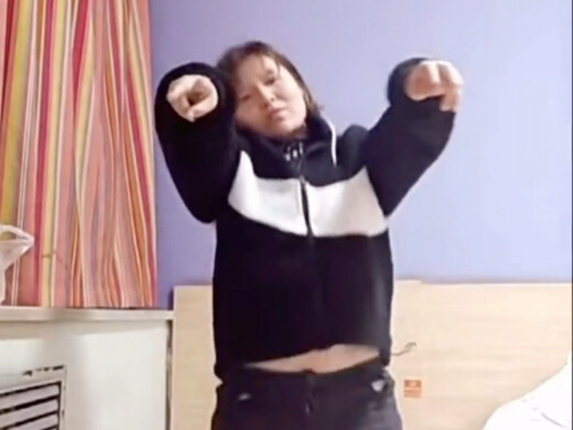 郭子完美复刻Lisa螃蟹舞！简直lisa本sa