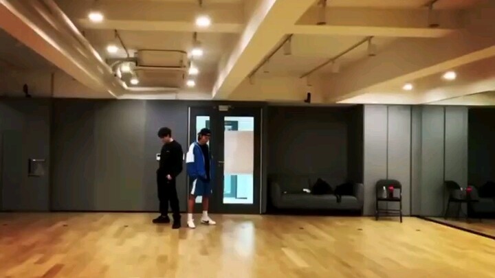 لأن تشوي مينهو جعلني غير قادر على النظر مباشرة إلى هذه المقدمة!