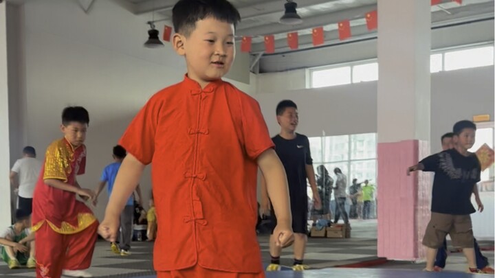 Bạn nhỏ: Huấn luyện viên đến tặng quà cho mình nhân dịp Tết Thiếu nhi.                Huấn luyện viê