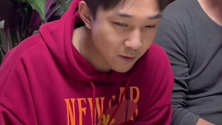 تناول صديقي العشاء في منزلي خلال رأس السنة الصينية