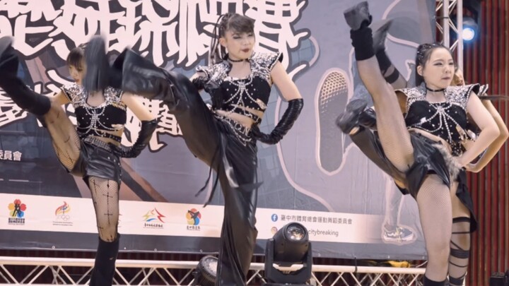 即便一身机甲，也遮不住初中妹子的青春气息