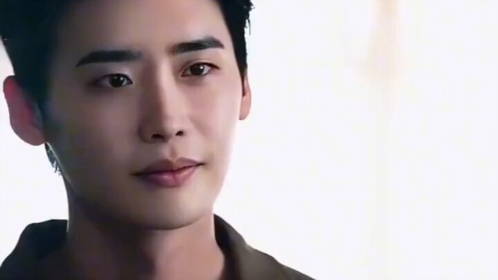 Meski sudah masuk penjara, tetap gagah melindungi istrinya, gayanya benar-benar keren!