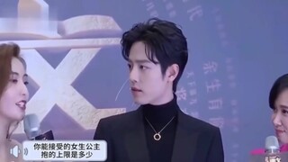当主持人问到：另一半比你挣得多你介意吗？肖战一脸凝重：我介意！