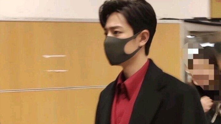 Dalam satu setengah menit, saya akan tunjukkan betapa memukau foto asli Xiao Zhan (pemotretan wajah 