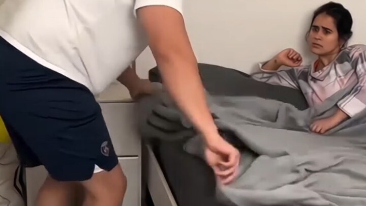 What should I do if my girlfriend always抢the blanket?