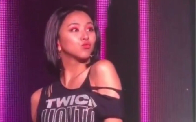 ช่วงเวลาเซ็กซี่ของไฉไฉ พี่สาวดึงเสื้อผ้ากลับมา