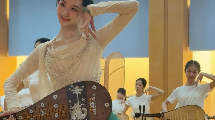 Shadowing Ling’er on her performance day: 12 grueling hours from the moment she wakes up to when she