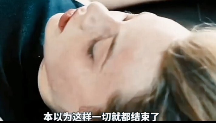 这个女孩竟然变成了美人鱼。