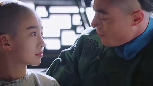 Vĩnh Hoàng thường xuyên đói rét, không đủ ăn đủ mặc, nhưng Như Ý đã nuôi nấng Vĩnh Hoàng, mang đến c