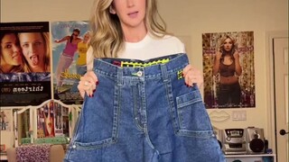 Sobat perempuan baru saja membeli celana kulot dengan saku yang sangat besar dan sangat muat banyak 