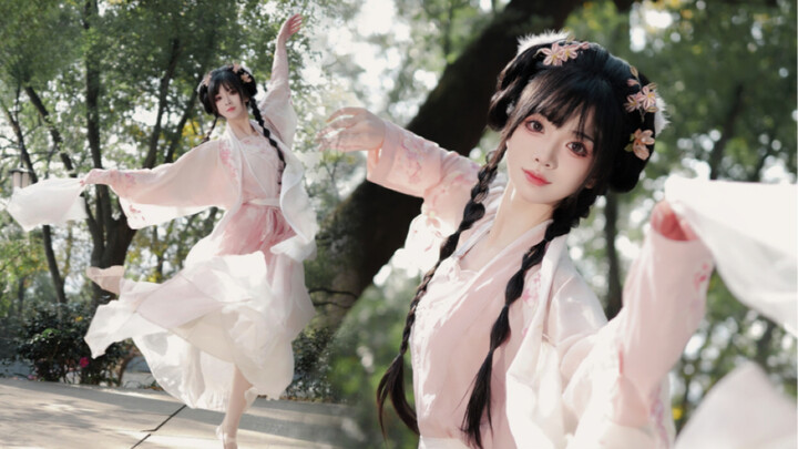 The lotus flowers at the river mouth are more beautiful than brocade, and the eyebrows by the river 