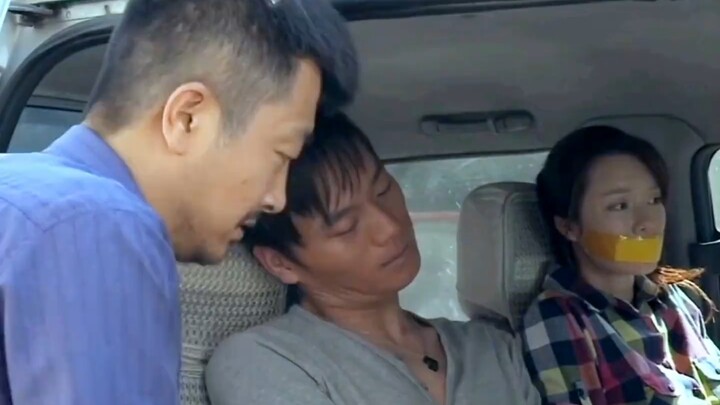 A girl is kidnapped by robbers, but a gas station attendant sees through the ruse.