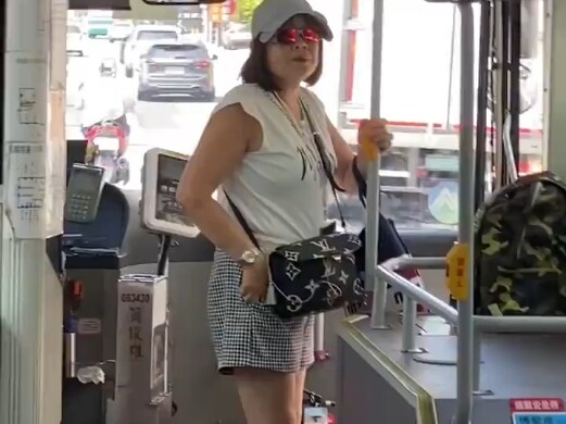 امرأة في تاو يوان بتايوان غاضبة من عدم وجود مكيّف هواء في الحافلة وتصرخ قائلة: "نحن متأخرون عن هونغ 