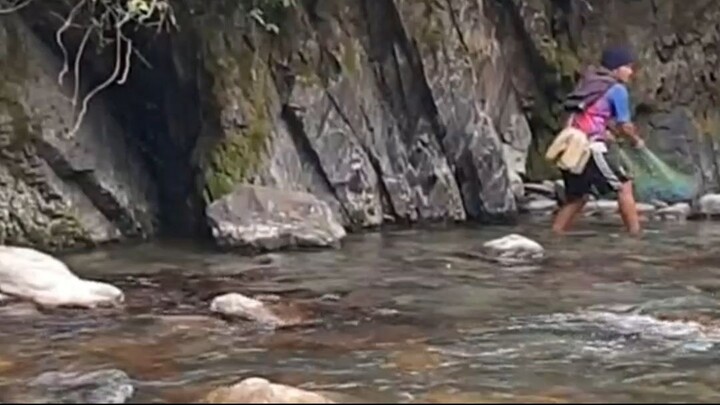 cast net fishing in Nepal | himalayan trout fishing with handmade cast net |