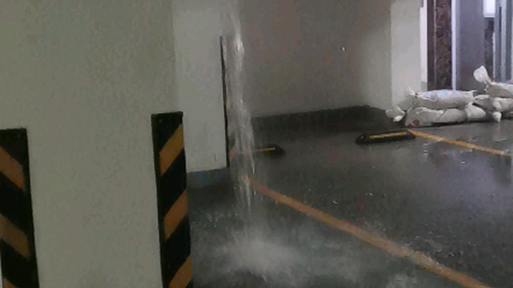 Bagus banget, baru aja bantuin aku cuci mobil. Nanti pas aku naik ke atas, aku ambil sampo dulu.