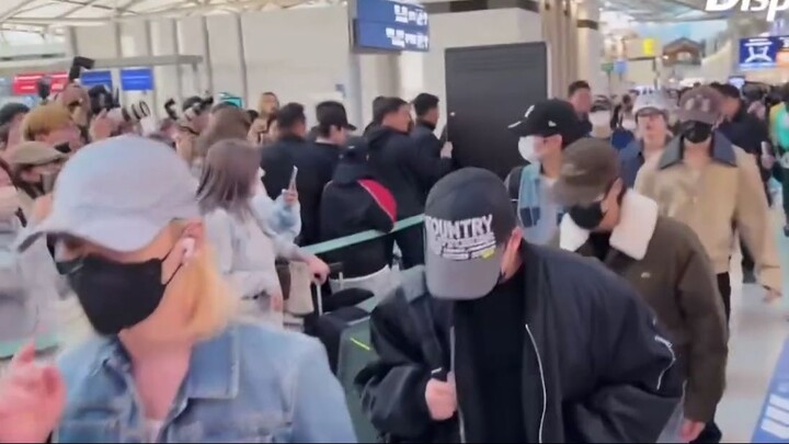 2025.11.01 Stray Kids heading to china for fansign event. have a safe flight kids