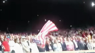 Bendera Amerika Serikat terlepas tertiup angin