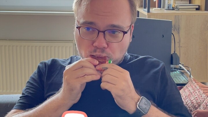 عندما جربت الأختان السويديتان لأول مرة رقائق التوابل الحارة ورقائق البطاطس بنكهة البوظة (التركيز هنا