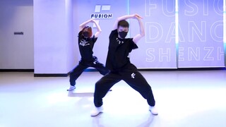 ท่าเต้นฆ่าตัวตาย "Slomo" ออกแบบท่าเต้นโดย Fuzai