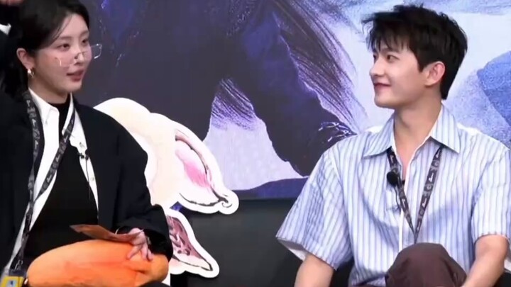 Why don't we catch them to record a group variety show? There are too many funny moments in this liv