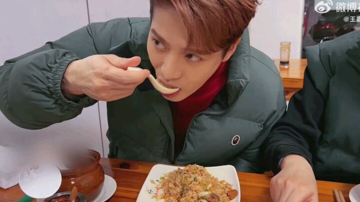 【วังเจียเอ่อร์】ไอดอลหนุ่มมาแรงเช็กอินร้านอาหารซาเซี่ยน?! เขายังชอบกินข้าวผัดเหมือนเดิมเลย