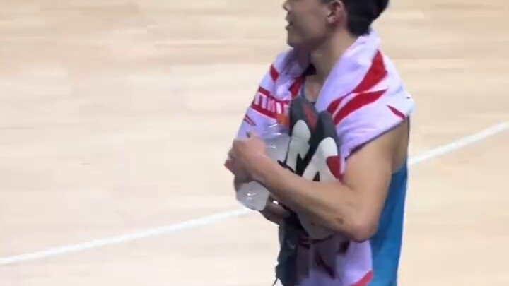 “มาญา ถ้าเอาไปขายบนแพลตฟอร์มปลาเค็มคงได้ราคาห้าหลักเลยนะ” หลินเหว่ยแจกของดีให้แฟนๆ สดๆ กลางงาน!!!