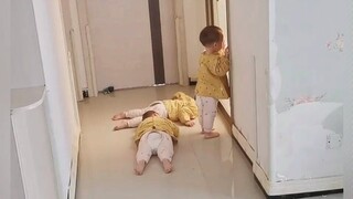 ลูกแฝดสามร้องไห้หาแม่ขณะที่แม่กำลังอาบน้ำ