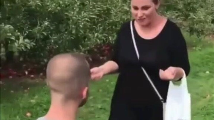 Jangan sekali-kali melamar saat cewek lagi makan!