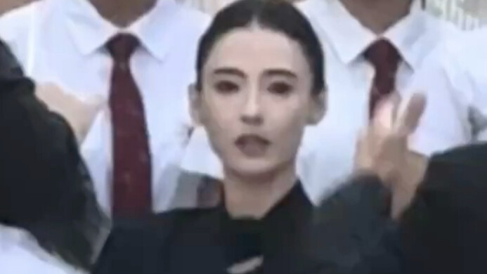 张柏芝的脸看起来比后面大学生还紧致！简直美飞我转转二手华为折叠屏