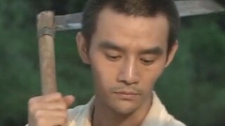 小伙利用杉刀捕鱼，结果差点让自己人头落地